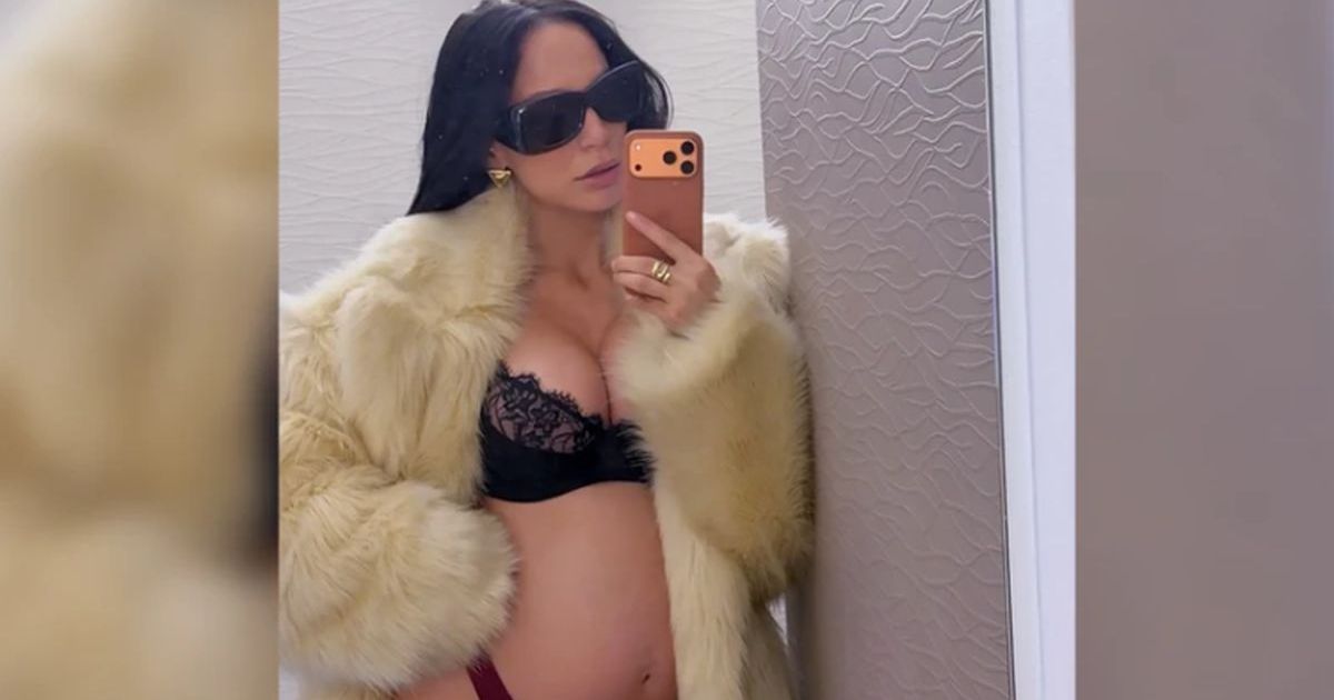 Pokazala stomak u čipkanom brusu i gaćicama: Edita ogrnuta bundom ispred ogledala, grmi u 6. mesecu trudnoće