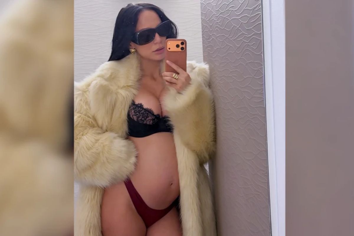 Pokazala stomak u čipkanom brusu i gaćicama: Edita ogrnuta bundom ispred ogledala, grmi u 6. mesecu trudnoće