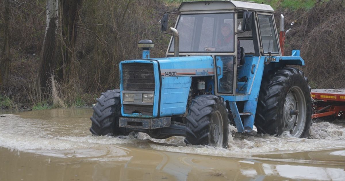 Meštani Dljina traktorima prevoze decu u školu: Odsečeni od sveta zbog izlivanja Zapadne Morave