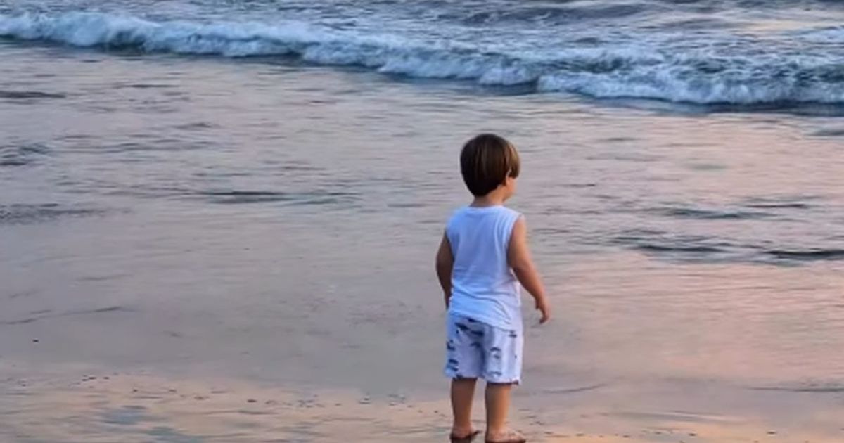 Scena sa Balija rastopiće sva srca: Marija Šerifović snima sina dok juri talase na plaži, baka Verica ga čuva