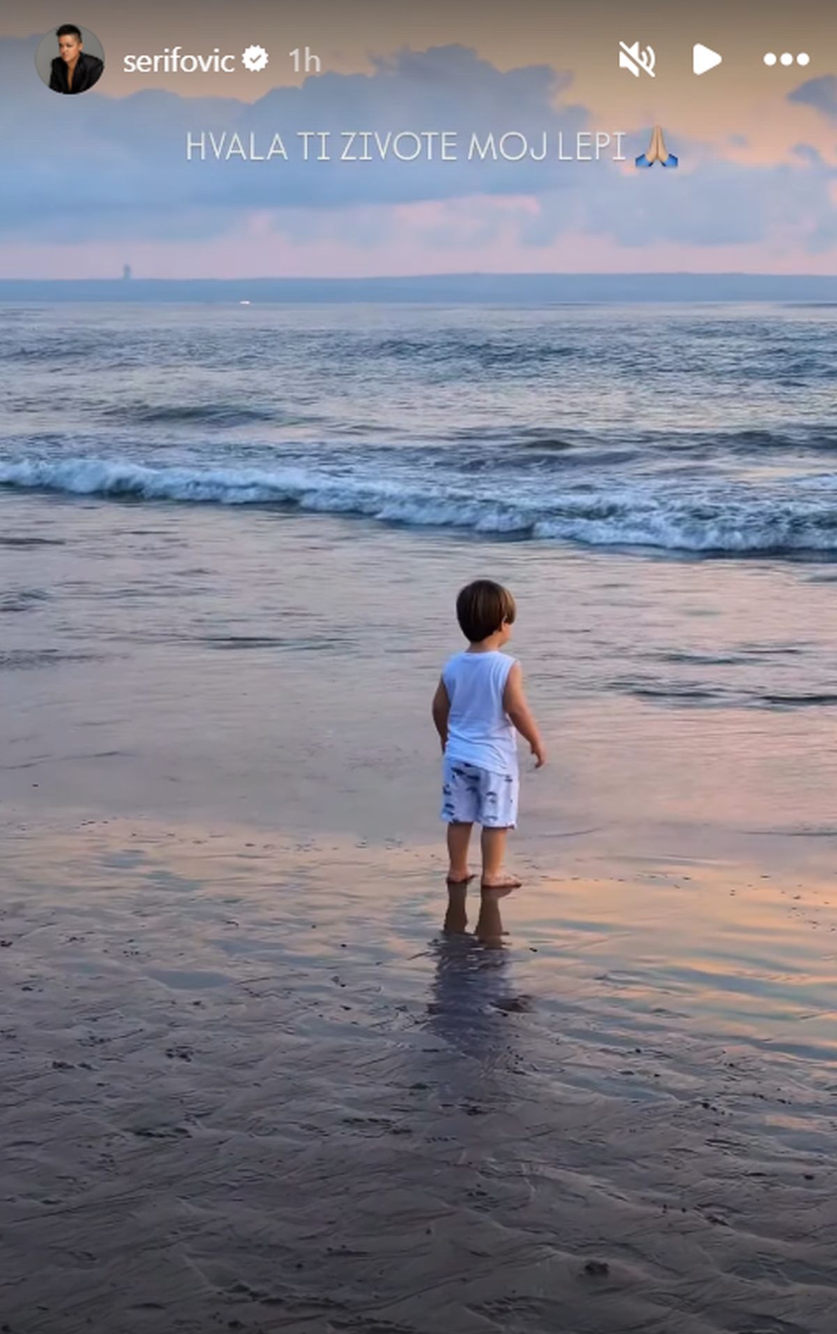 Scena sa balija rastopiće sva srca: Marija Šerifović snima sina dok juri talase na plaži, baka Verica ga čuva