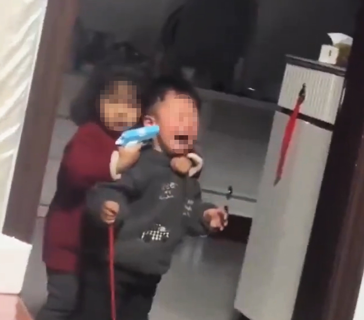 Devojčica s plastičnim pištoljem drži brata kao "taoca", zahteva od majka JEDNU stvar: Mreže se usijale!