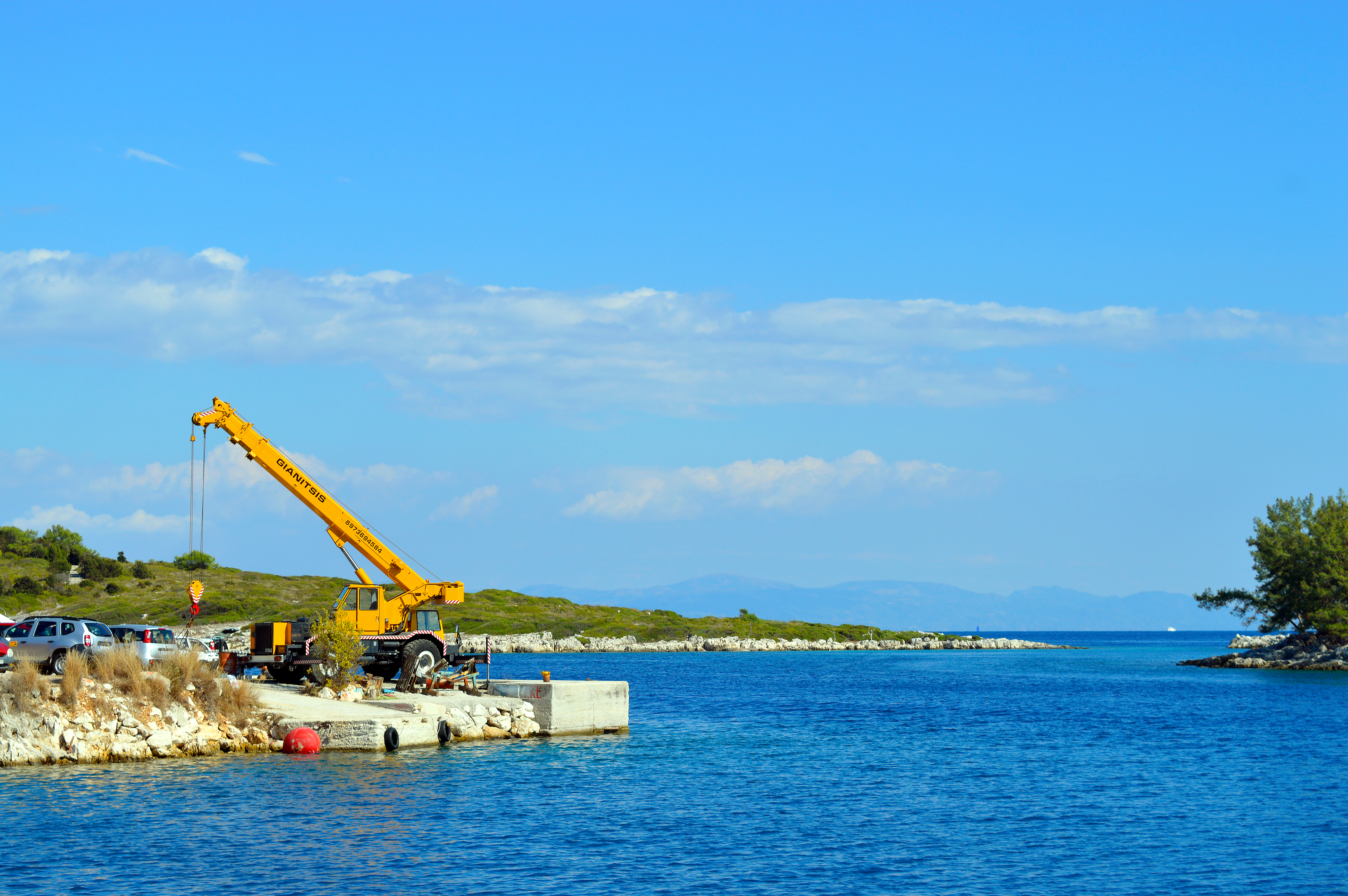 Ogromno JAJE izvučeno iz Jadrana! Na obalu doterali DIZALICU, turisti i meštani u neverici sve posmatrali