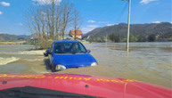 Drama kod Požege! Stariji par ostao zaglavljen u potpljenom vozilu usled poplava