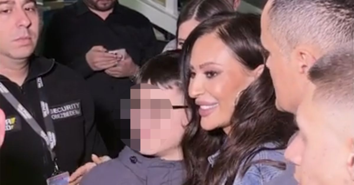 Cecu sačekalo stampedo ljudi posle koncerta u Jagodini! Ljudi joj ne daju da ide, a njena reakcija oduševila