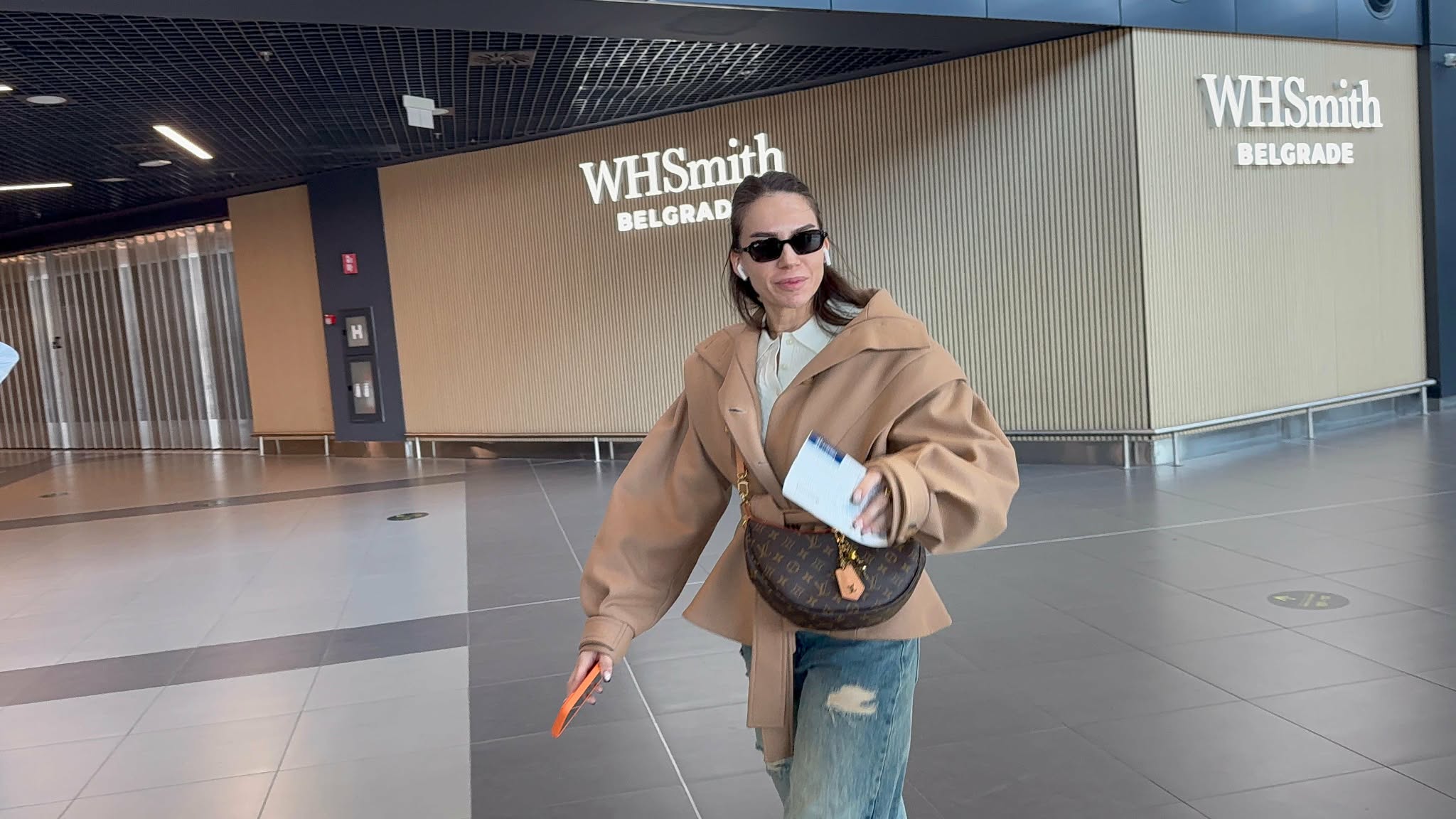 Ivana Pavković bez trunke šminke na aerodromu: Pevačica se zaputila na nastup, ovakvu je nismo nikada videli