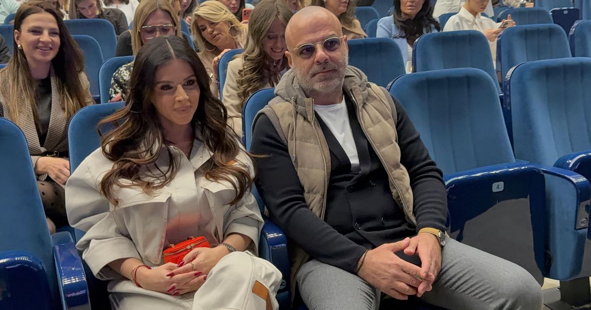 Muž Ane Sević u javnosti nakon putovanja s Darkom Lazićem: Evo ko je sve od poznatih došao na Mirzin koncert