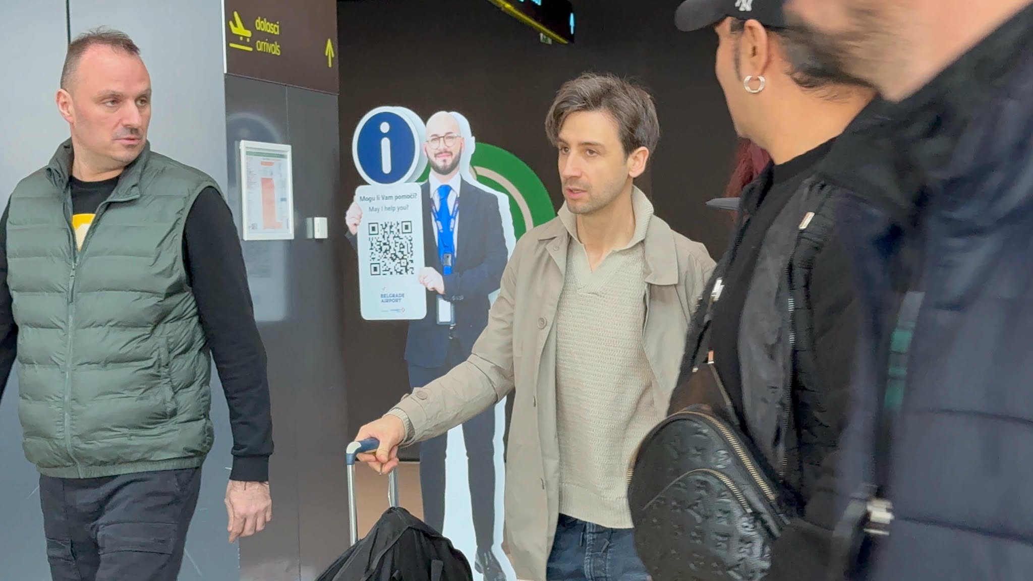 Nestao sa javne scene, a sada smo ga sreli pred put: Poznati pevač spreman za nastup, evo gde ga publika čeka