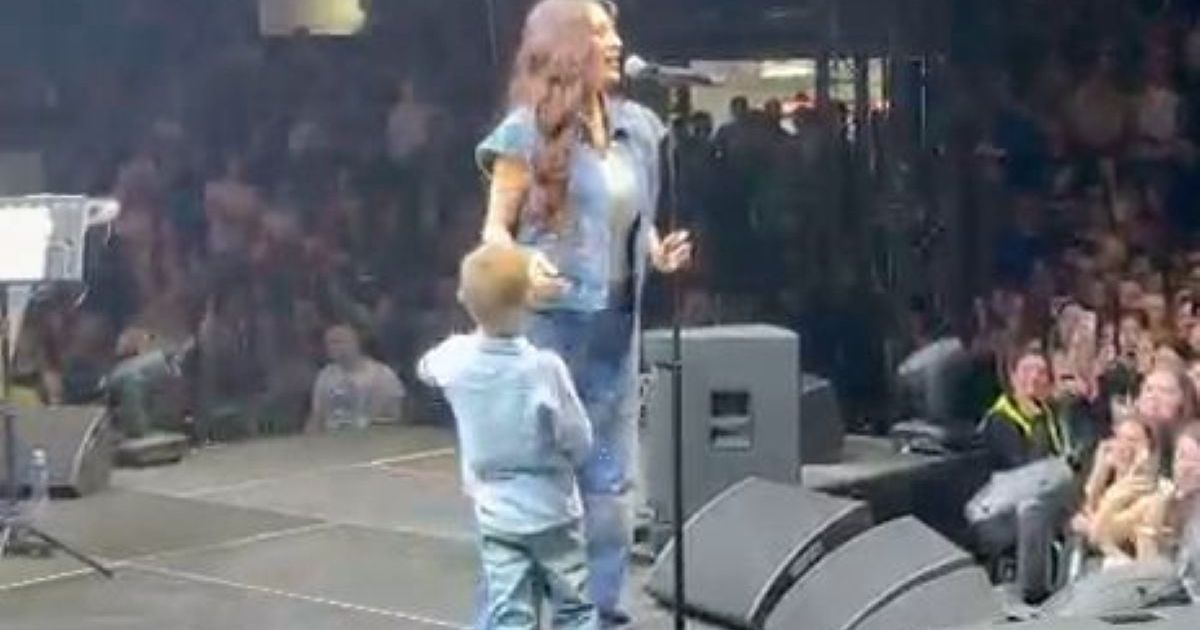 Ceca izvela unuka na binu, zapevali zajedno veliki hit! Publika oduševljena, mali Željko ne skida osmeh s lica