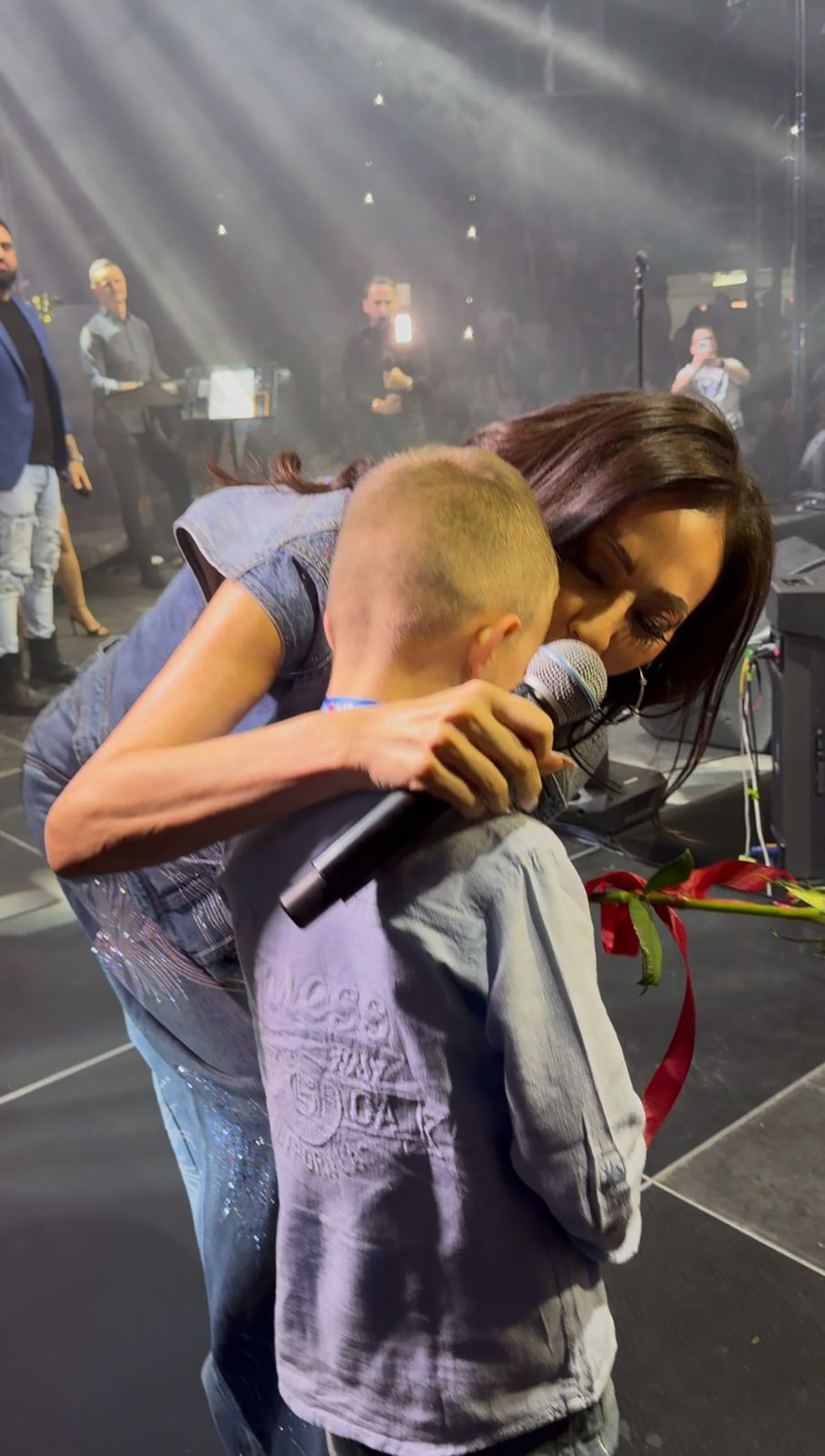 Haos u Jagodini! Zakrčene ulice zbog Cecinog koncerta - pojavila se u džinsu, s njom stigao i unuk Željko