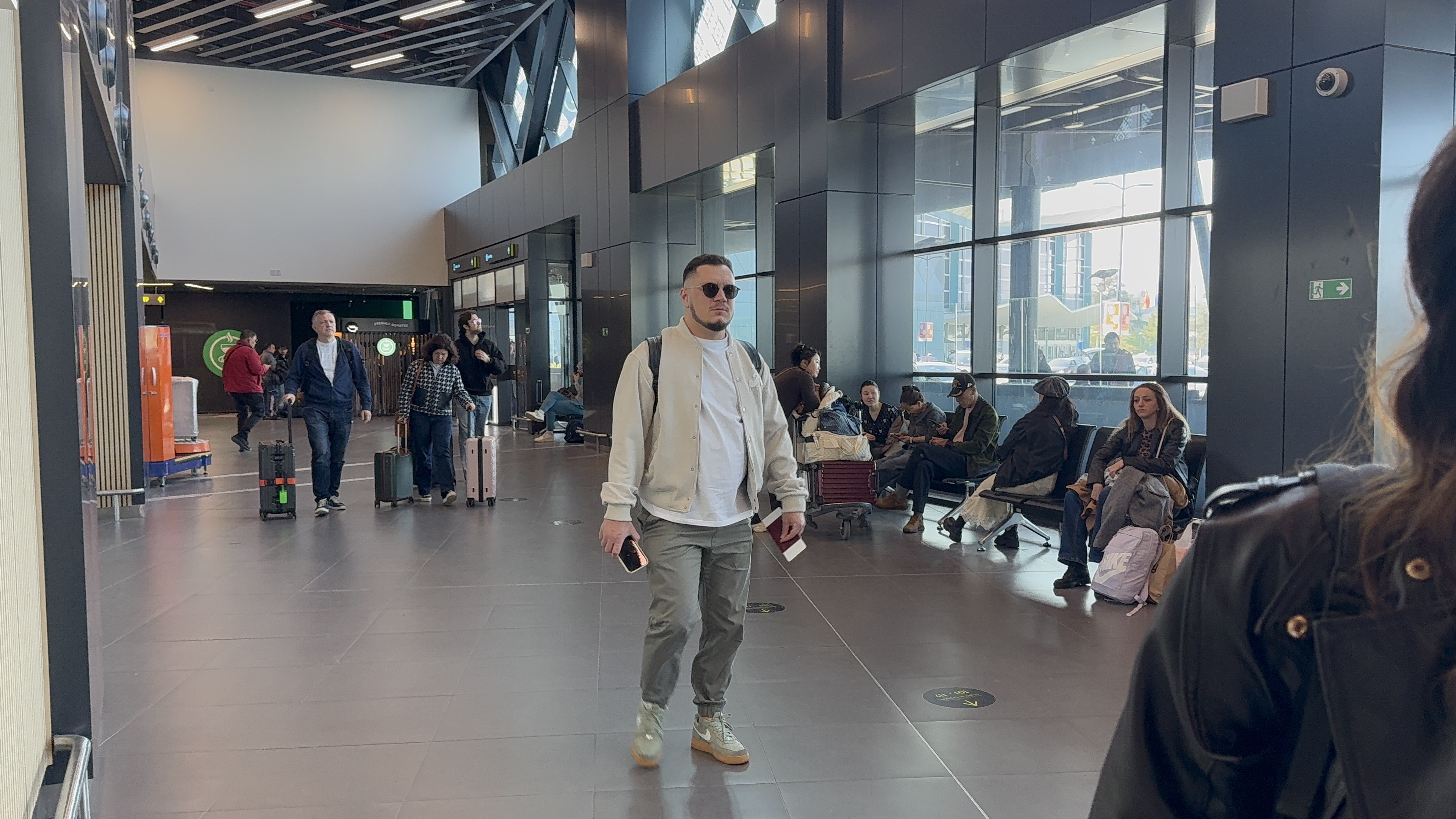 Gastoz po celom aerodromu tražio ovu pevačicu: Kada je ugledao, poleteo joj u zagrljaj "Tebe traže oči moje"