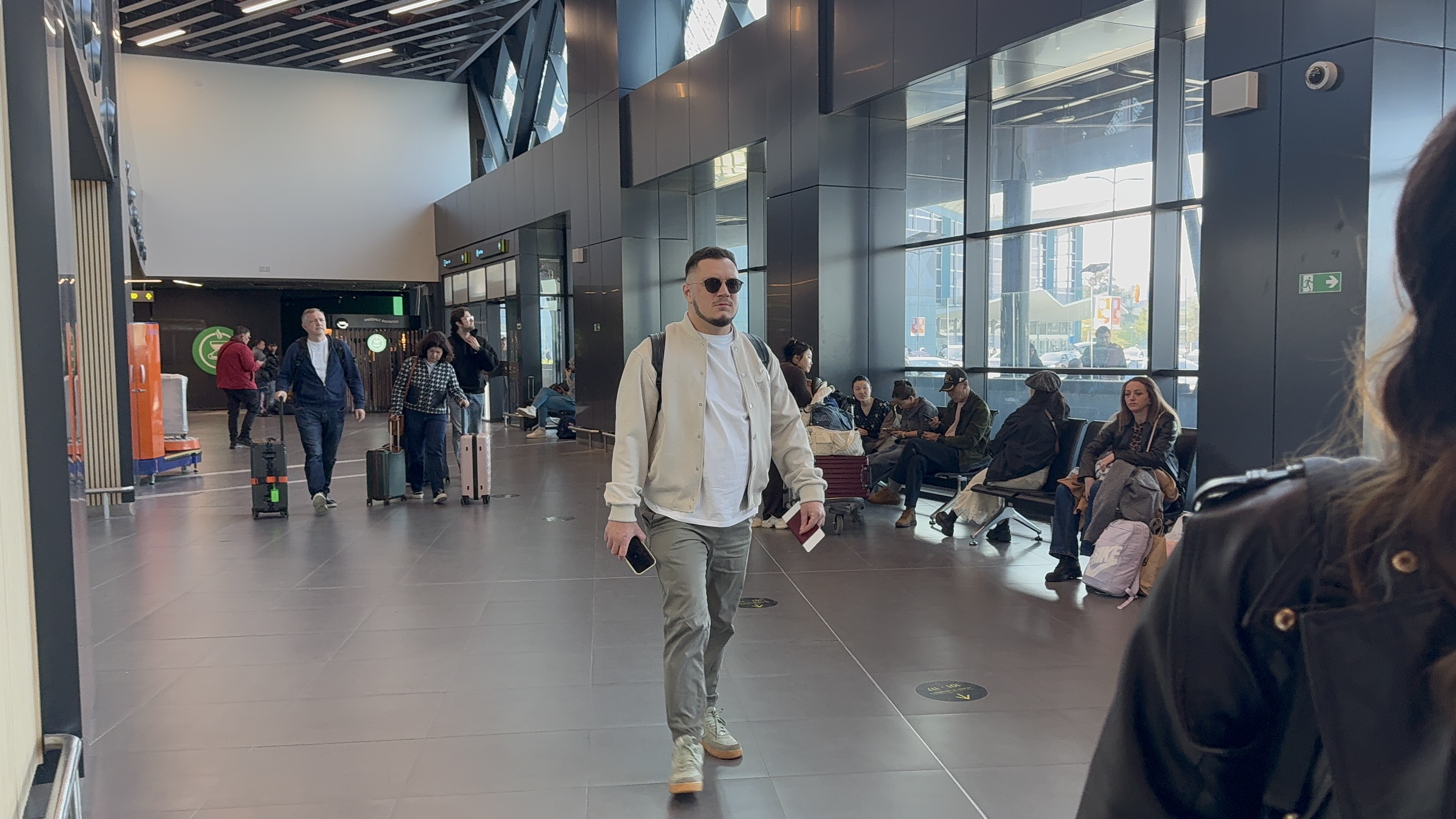 Gastoz po celom aerodromu tražio ovu pevačicu: Kada je ugledao, poleteo joj u zagrljaj "Tebe traže oči moje"