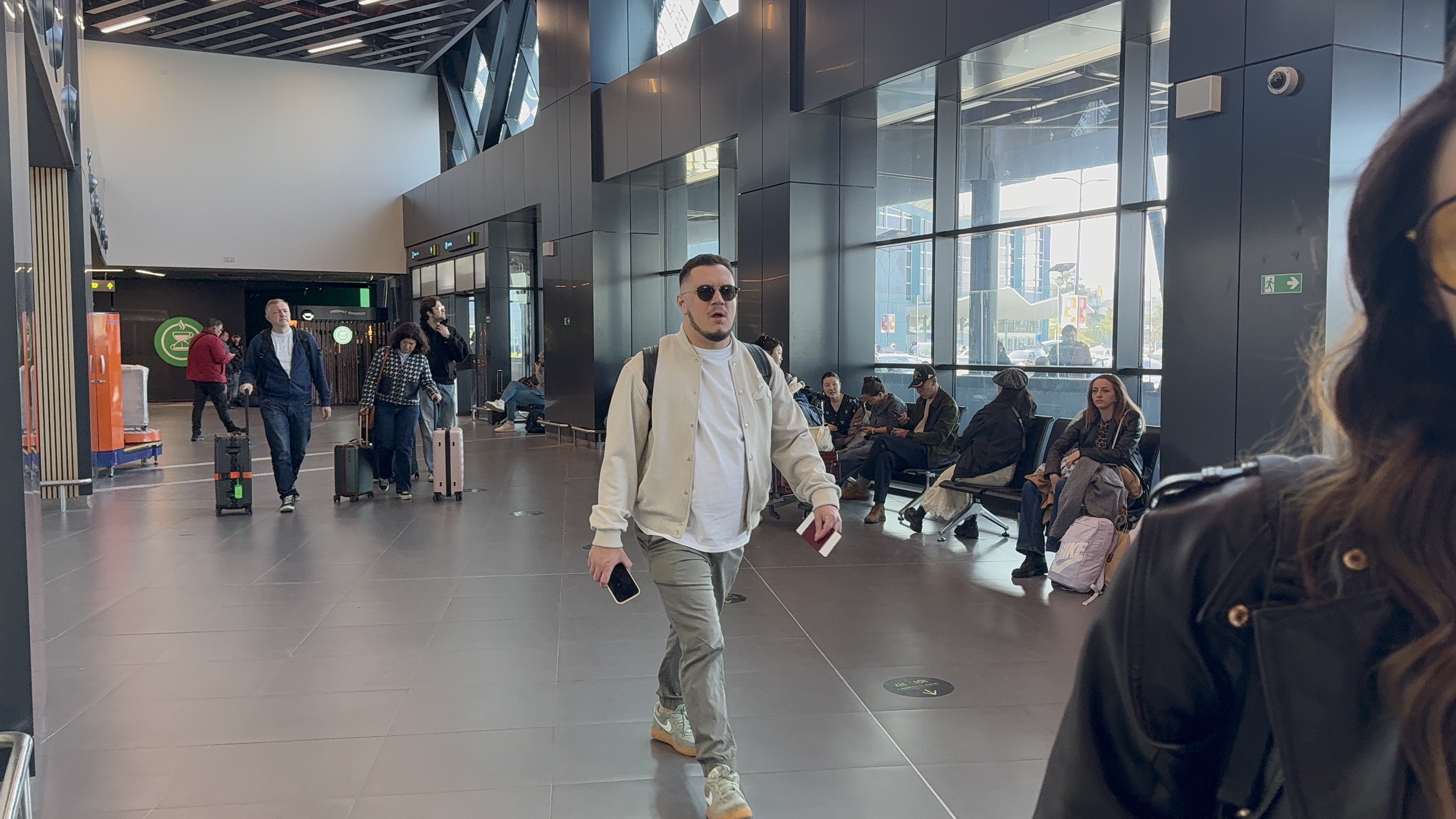 Gastoz po celom aerodromu tražio ovu pevačicu: Kada je ugledao, poleteo joj u zagrljaj "Tebe traže oči moje"