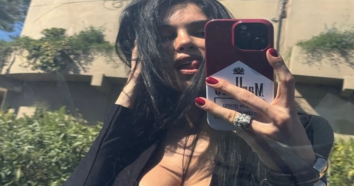 Fatalna crnka pokazala bezobrazno drzak dekolte: Zbog ove Srpkinje muškarci gube razum, kadrovi usijali mreže