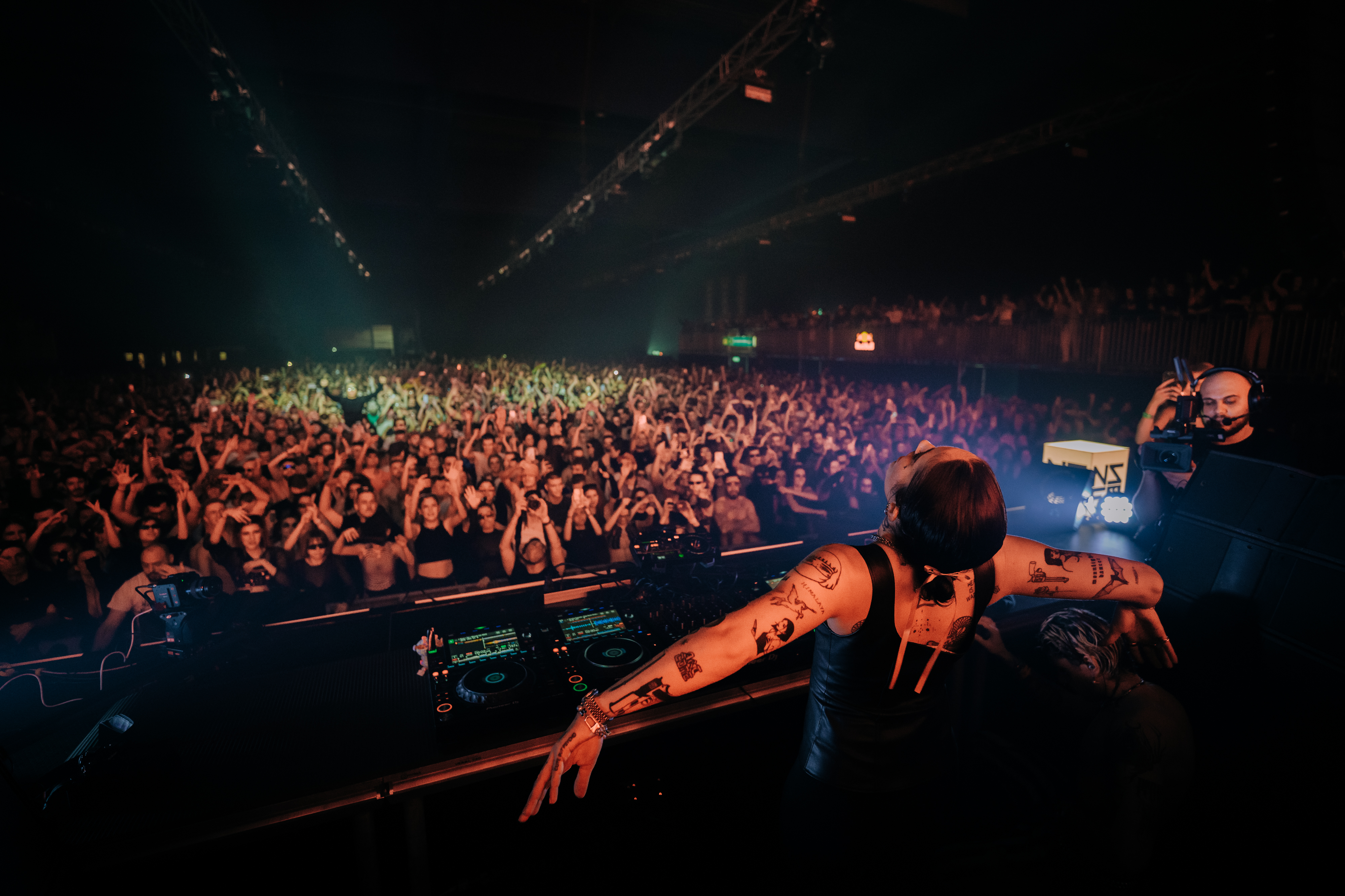 DJ zvezda Indira Paganotto provodi uskršnji vikend u Beogradu i slavi treći ARTCORE rođendan u punom Hangaru