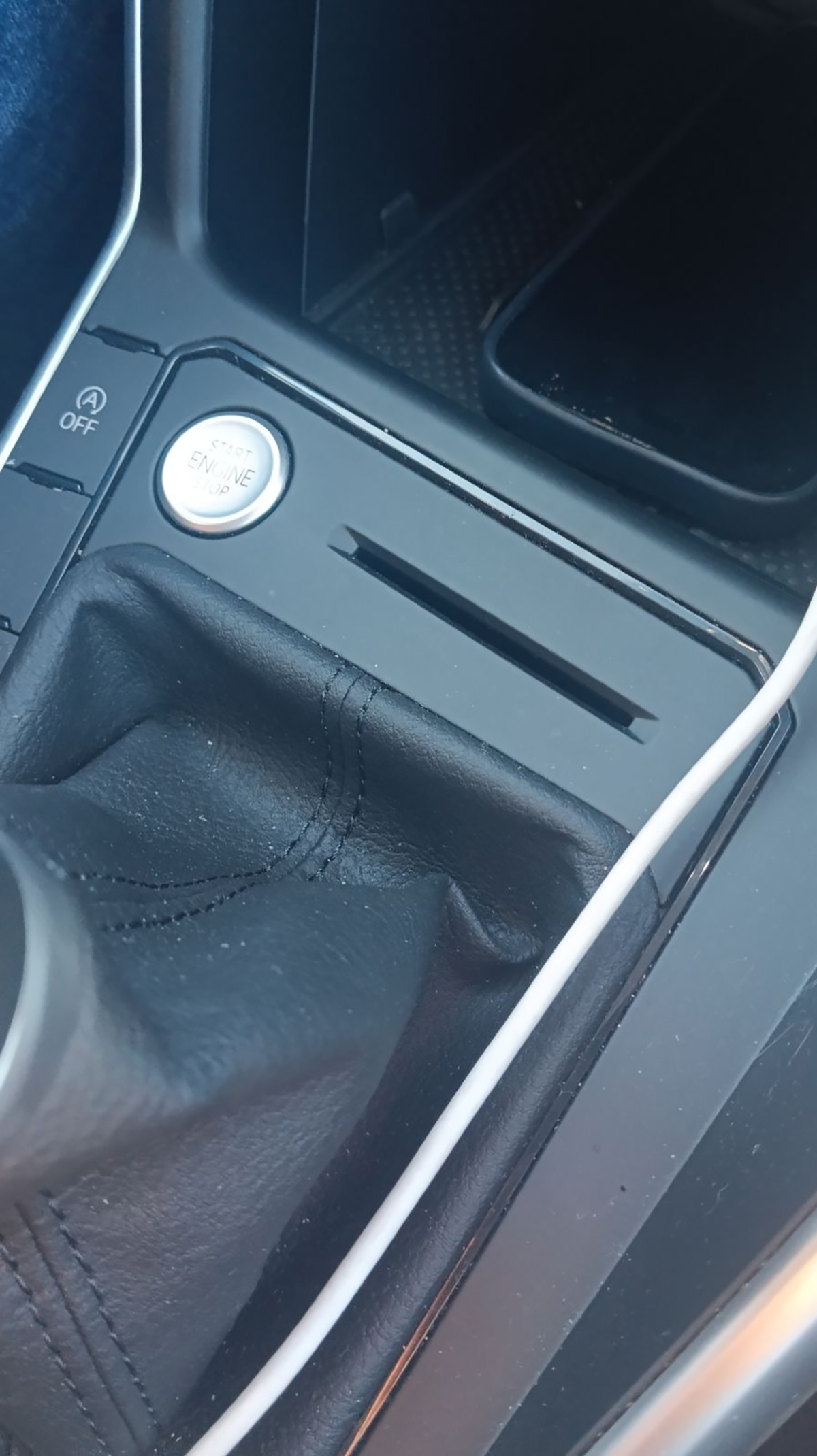 Čemu služi prorez pored menjača u VW?