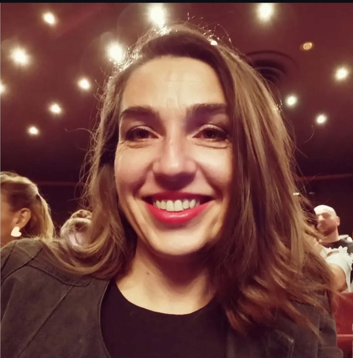 Da li je prepoznajete? Glumila u "Selo gori, a baba se češlja, danas je prva srpska stend-ap komičarka.