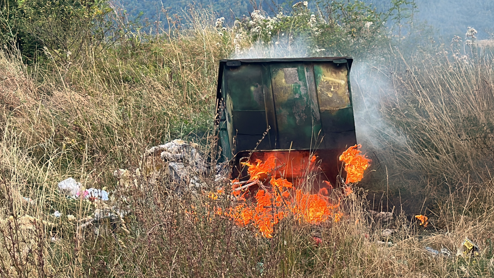 Hitno upućen apel građanima Užica! Nemarom zapaljeno preko 50 kontejnera, plamen preti da se proširi