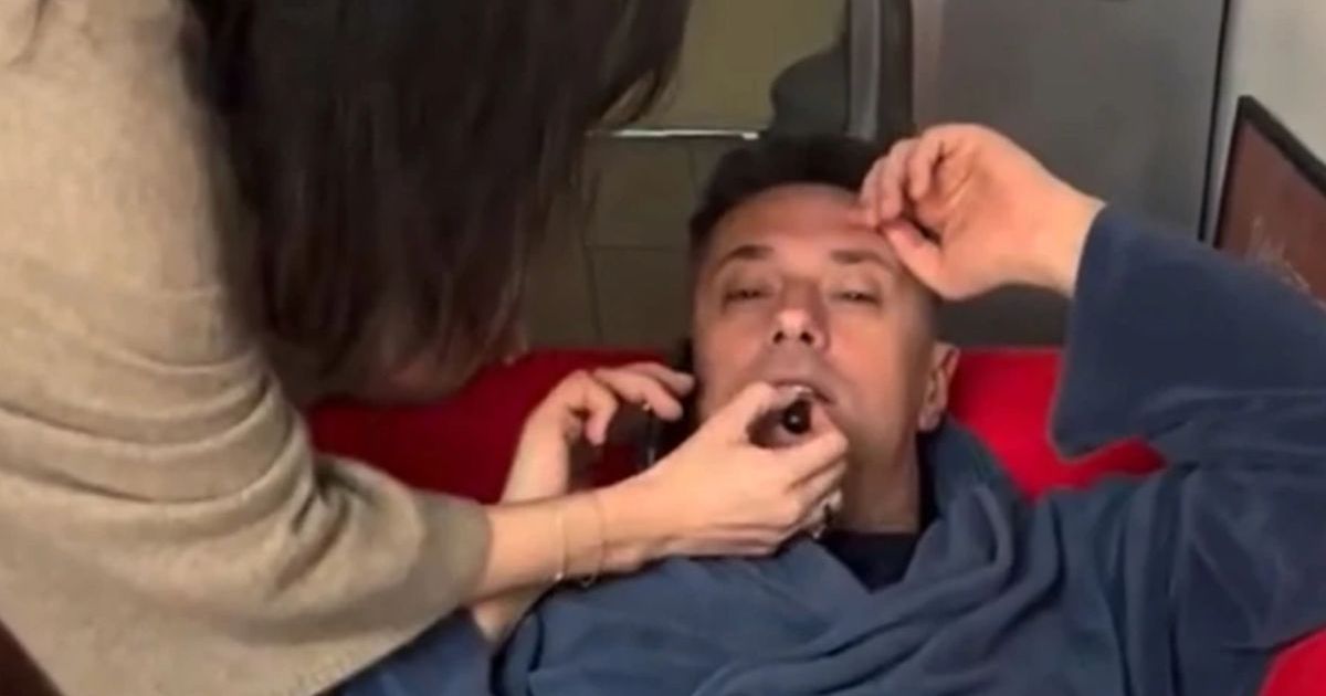 Andrija i Sloboda nasmejali sve! Glumica mu stavila karmin, pa usledio obrt: On menjao boje 