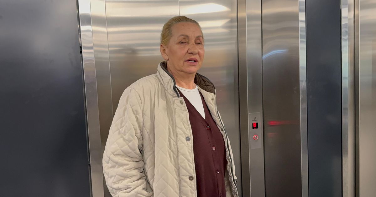 Vesnu Zmijanac prdržava za ruku, ona progovorila svega par reči: Još nije počela da sprema koncert