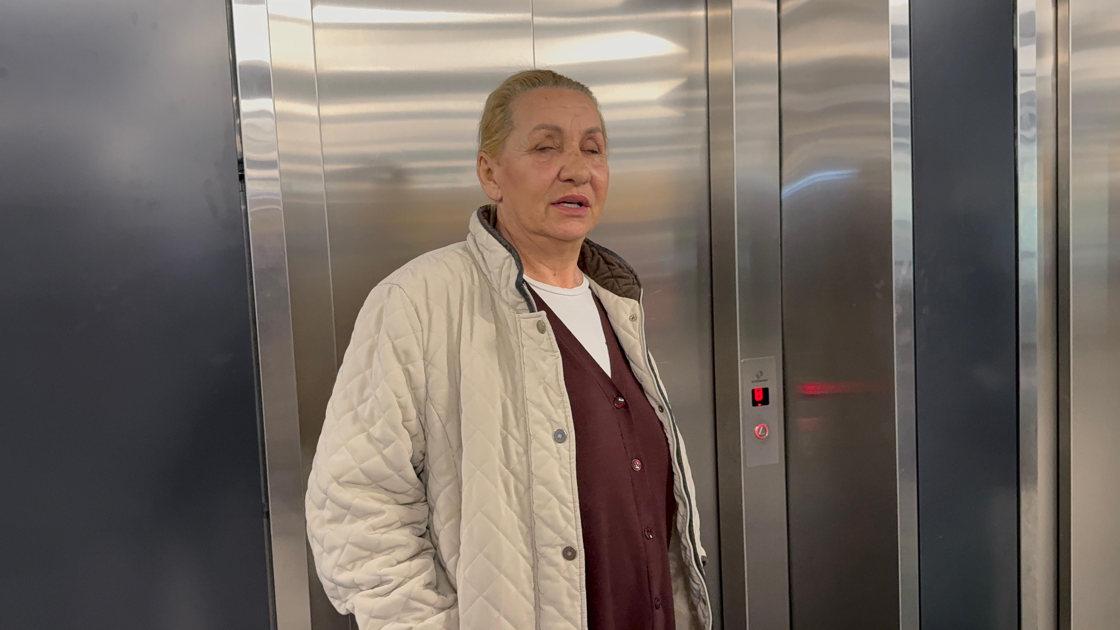 Vesnu Zmijanac prdržava za ruku, ona progovorila svega par reči: Još nije počela da sprema koncert