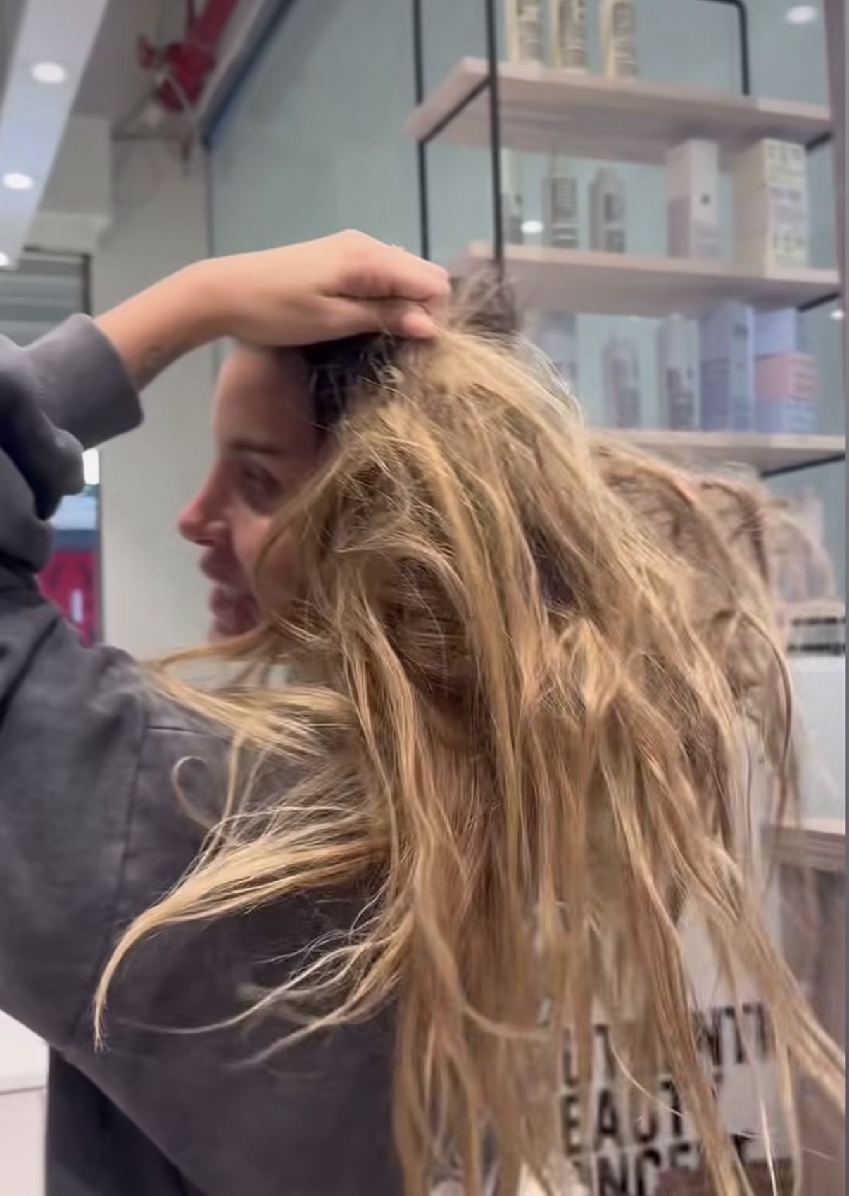 Jelena Radanović šokirala snimkom ućebane kose, pa otkrila da je nikada ne češlja: "Od pranja do pranja..."