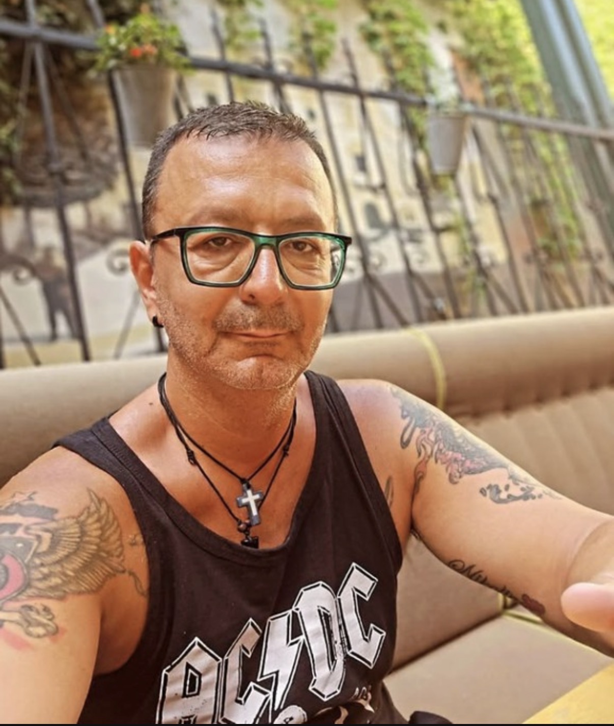 "Tri kreveta u kuhinju su nam ubacili": Pevač jednu kiflu delio sa bratom sedam dana: "Krenuli smo od nule"