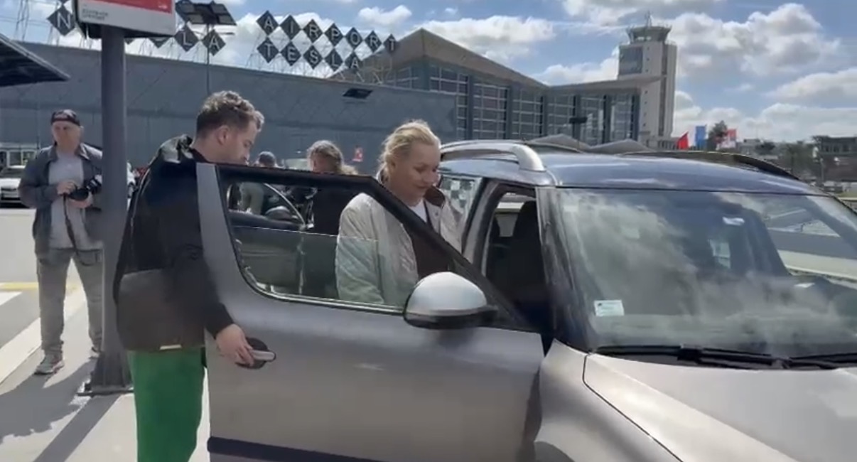 Vesna počela da se krsti: Žena joj prišla na aerodromu, pevačica ostala u šoku zbog zahteva!: Odbila je odmah!