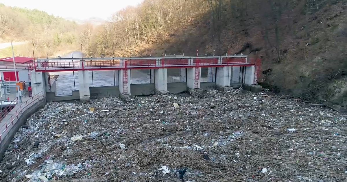 Drama kod Arilja: Nagomilano smeće pretilo da ugrozi reku, spas stigao u poslednji čas, fotografije govore sve