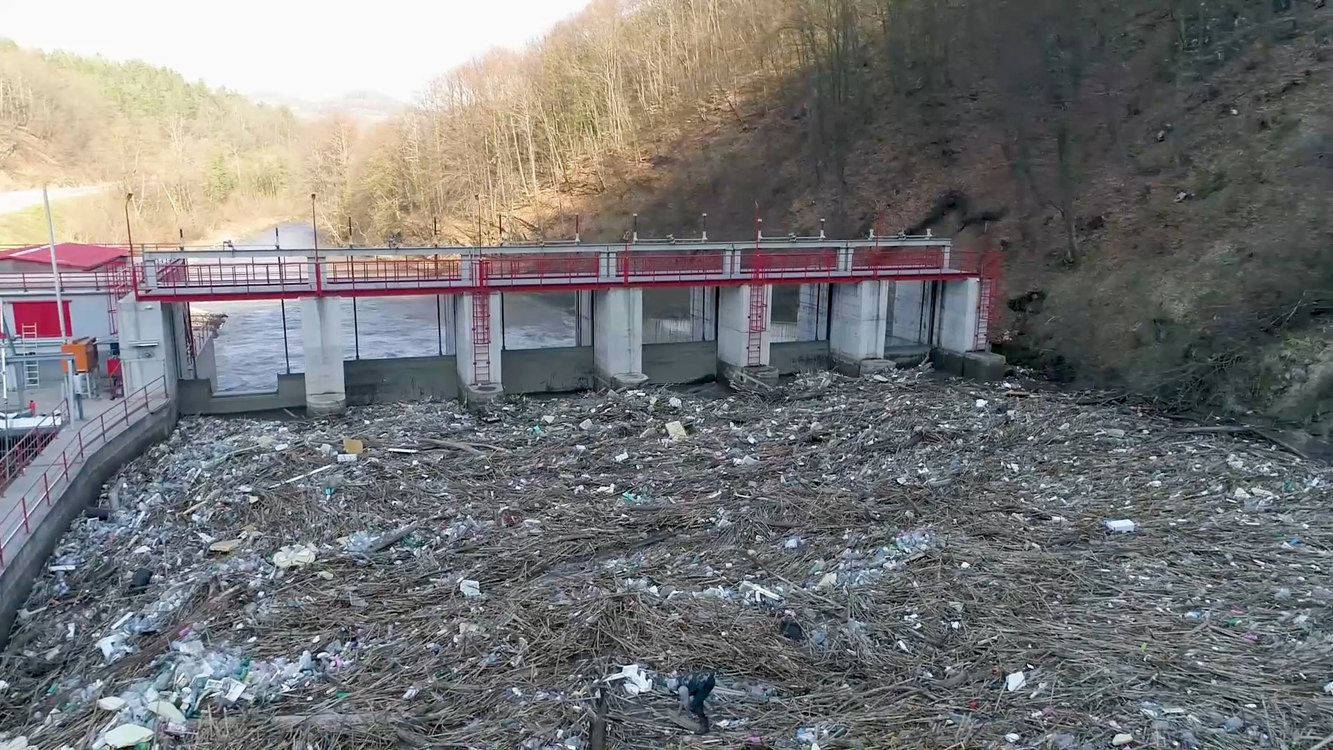 Drama kod Arilja: Nagomilano smeće pretilo da ugrozi reku, spas stigao u poslednji čas, fotografije govore sve