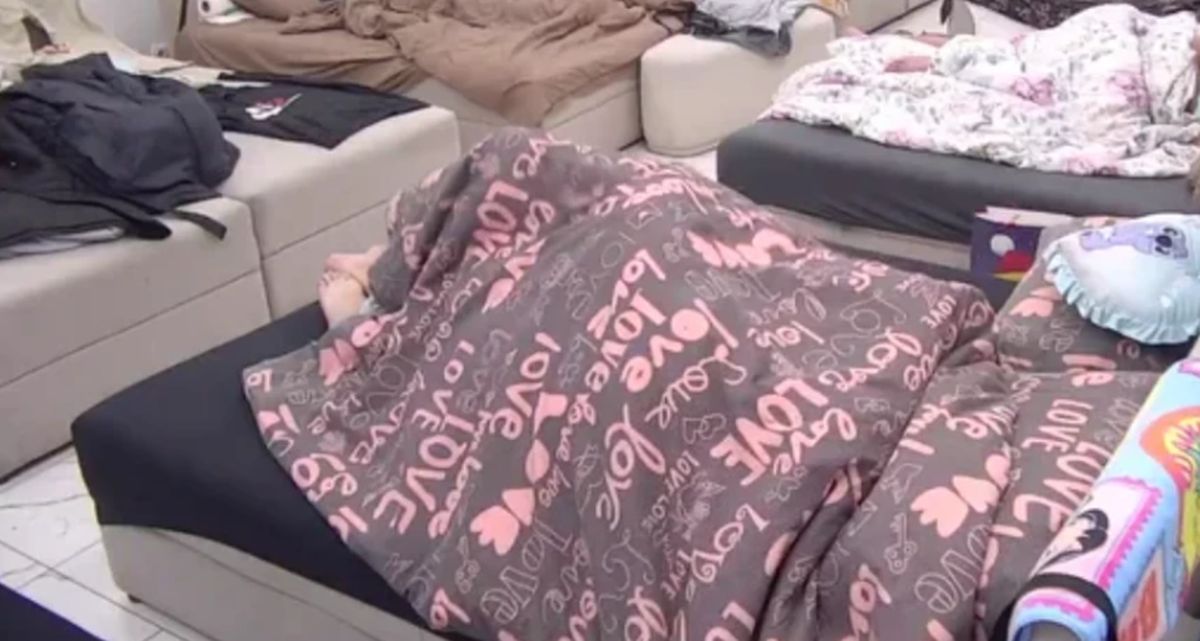 Vrela akcija u Eliti! Asmin i Maja zatresli krevet: Ignorisali upaljena svetla, pa se zavukli ispod pokrivača