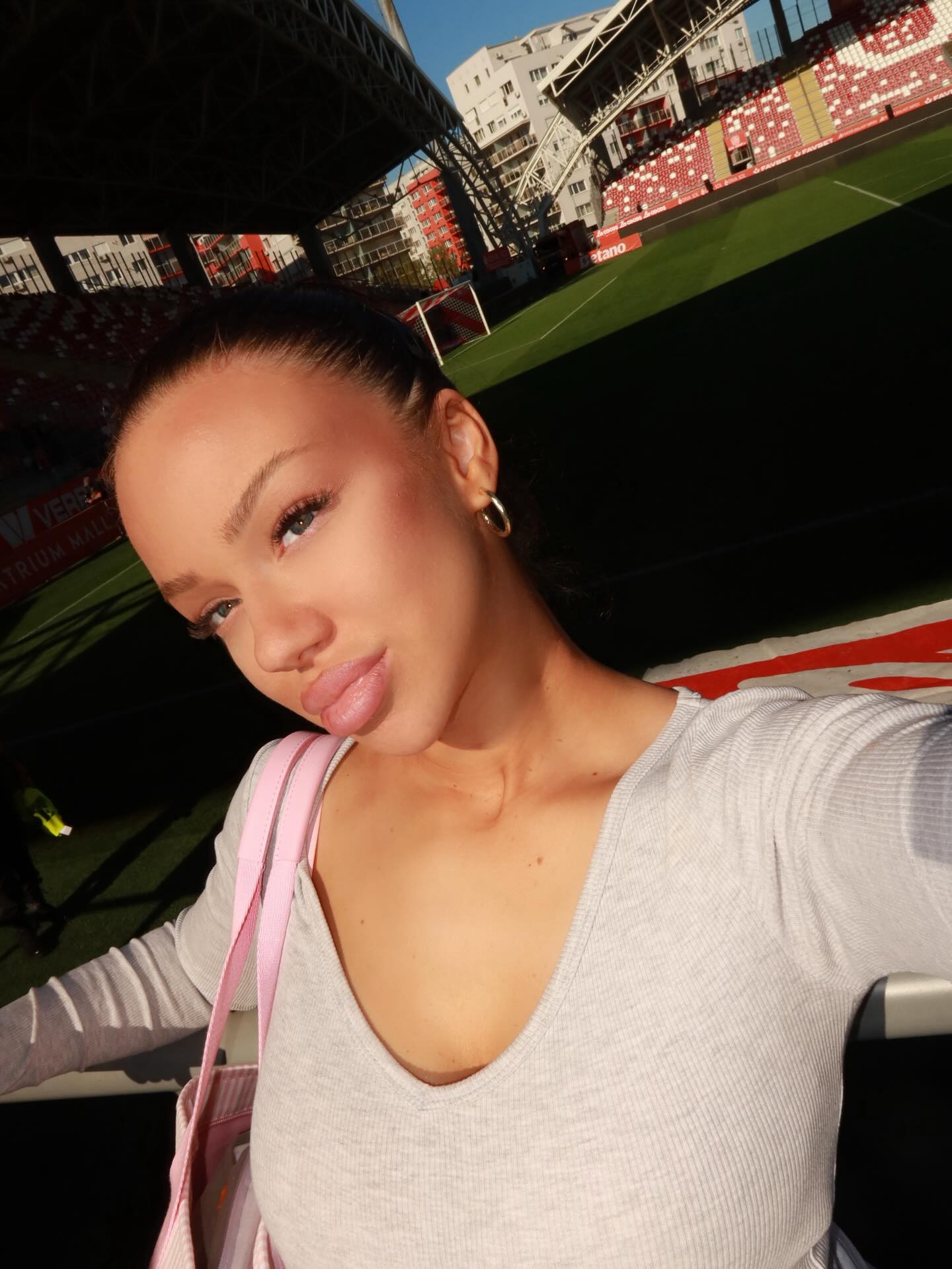 Pevačica iz Pinkovih zvezdica čeka dete sa fudbalerom iz Afrike: Pokazala trudnički stomak - a evo gde uživa