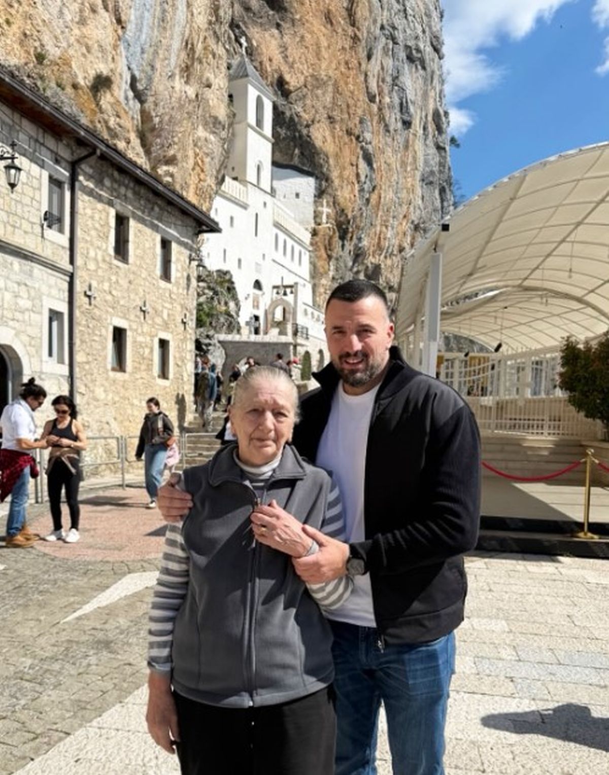 "Ne mogu sine..." Objava Vladimira Tomovića rasplakala mnoge, objavio sliku sa majkom: "Čuvajte dok su živi"