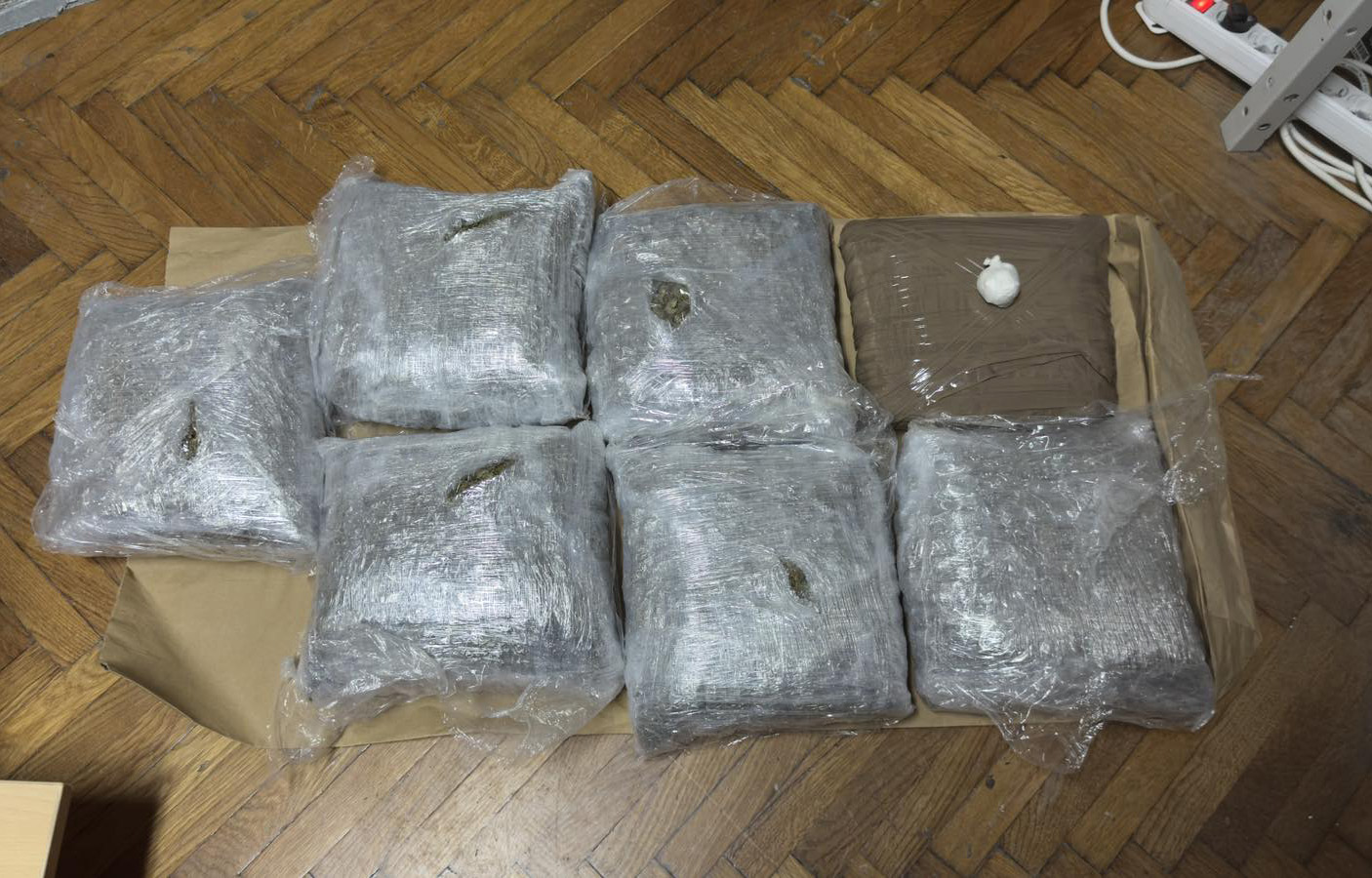 Policija zaplenila drogu u Spremskoj Mitrovici i Rumi: Uhapšena trojica