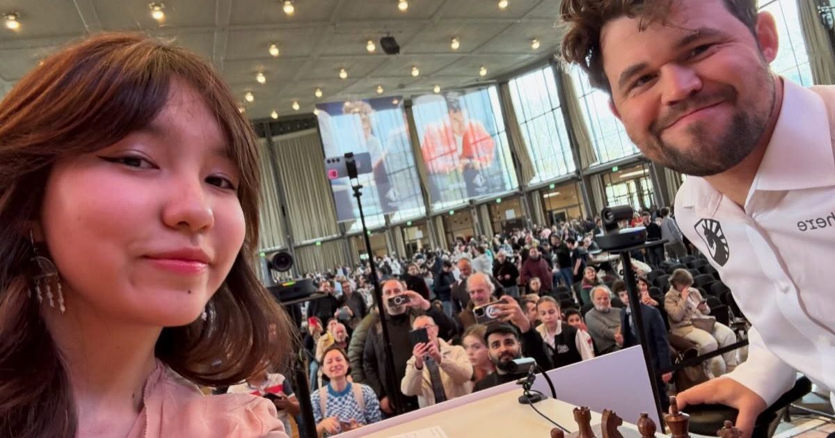 Chess player asked for a selfie with Magnus Carlsen before the match: He took a picture, then got up to report her for having a phone