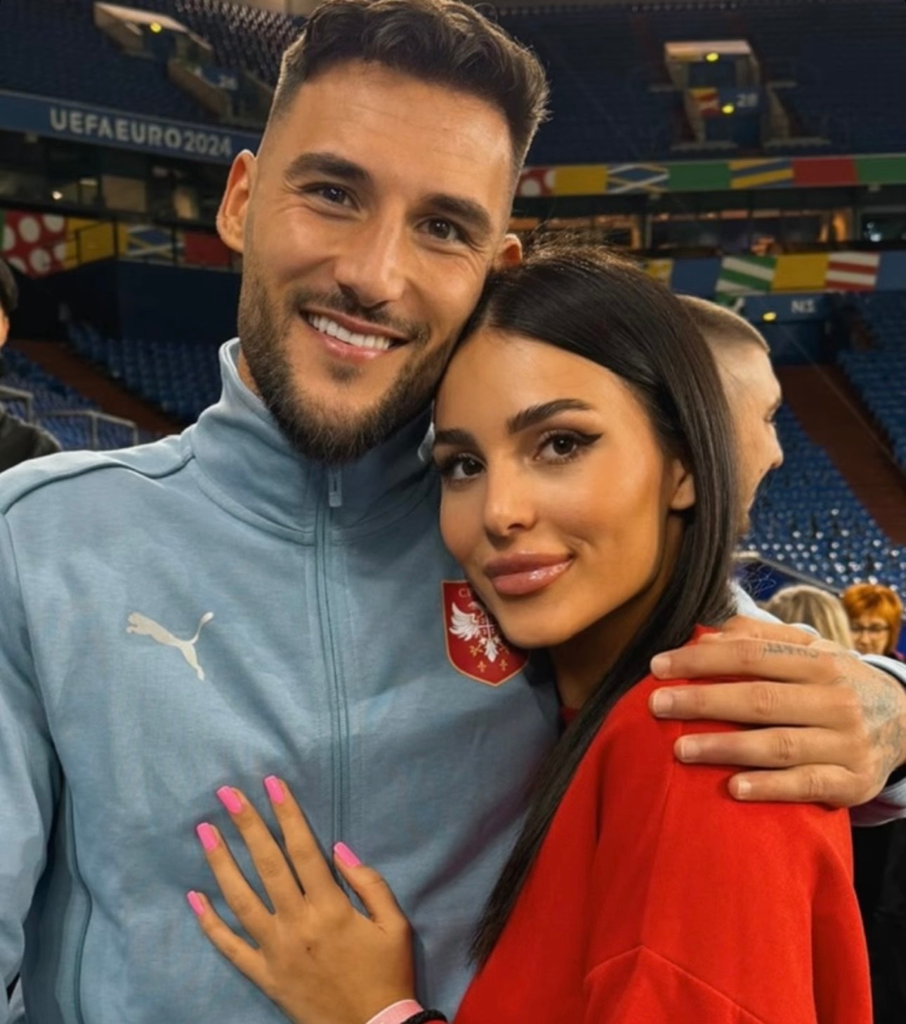 "Blagoslovena sam..." Anastasija podelila objavu, obratila se Gudelju: Fudbaler je grli, ona blista od sreće