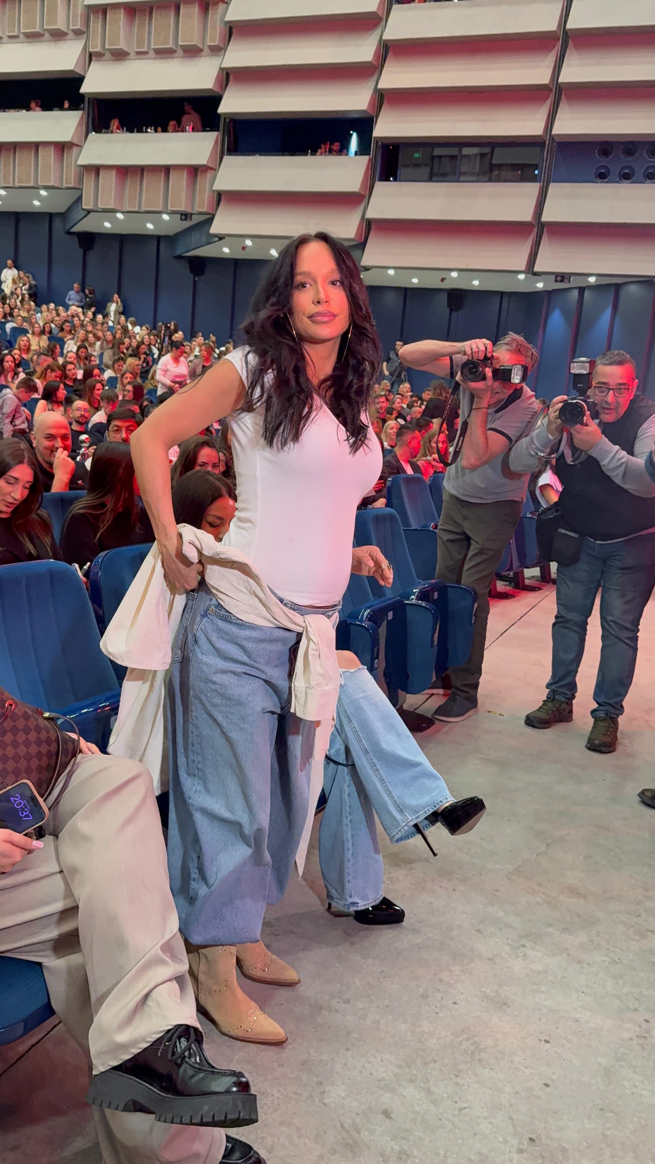 Trudna Edita sa sestrom došla na koncert Magla benda: Uska majica istakla stomak, a tu su i ove poznate zvezde