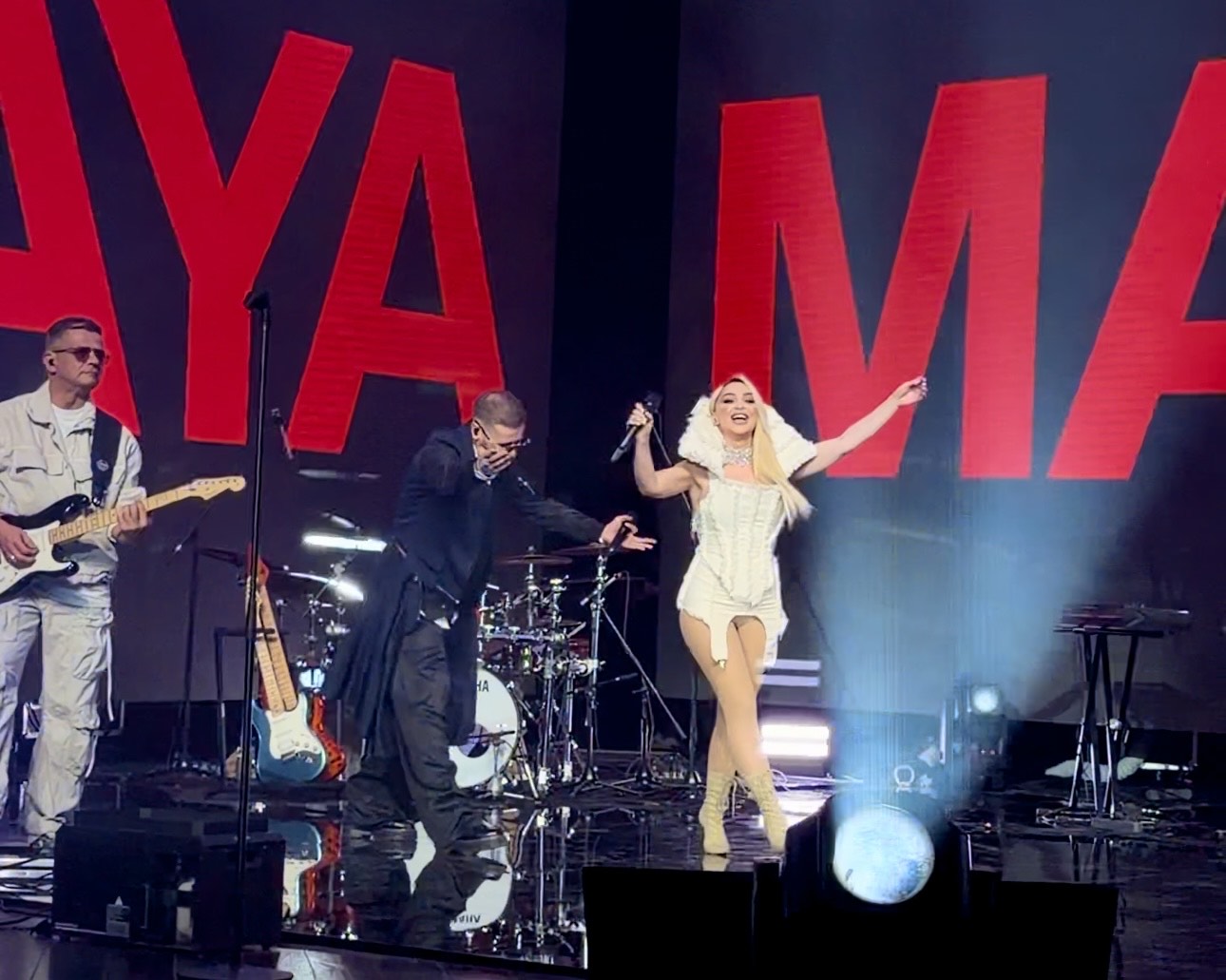 Maja Berović u suknjici sa halterima izašla pred beogradsku publiku: Vladan je dočekao na sceni, pa nastao šou