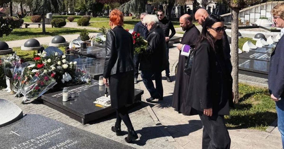 Mimi prepisao sve, došla i unuka Tozovca na pomen: Okupila se porodica, žena u crnini: 