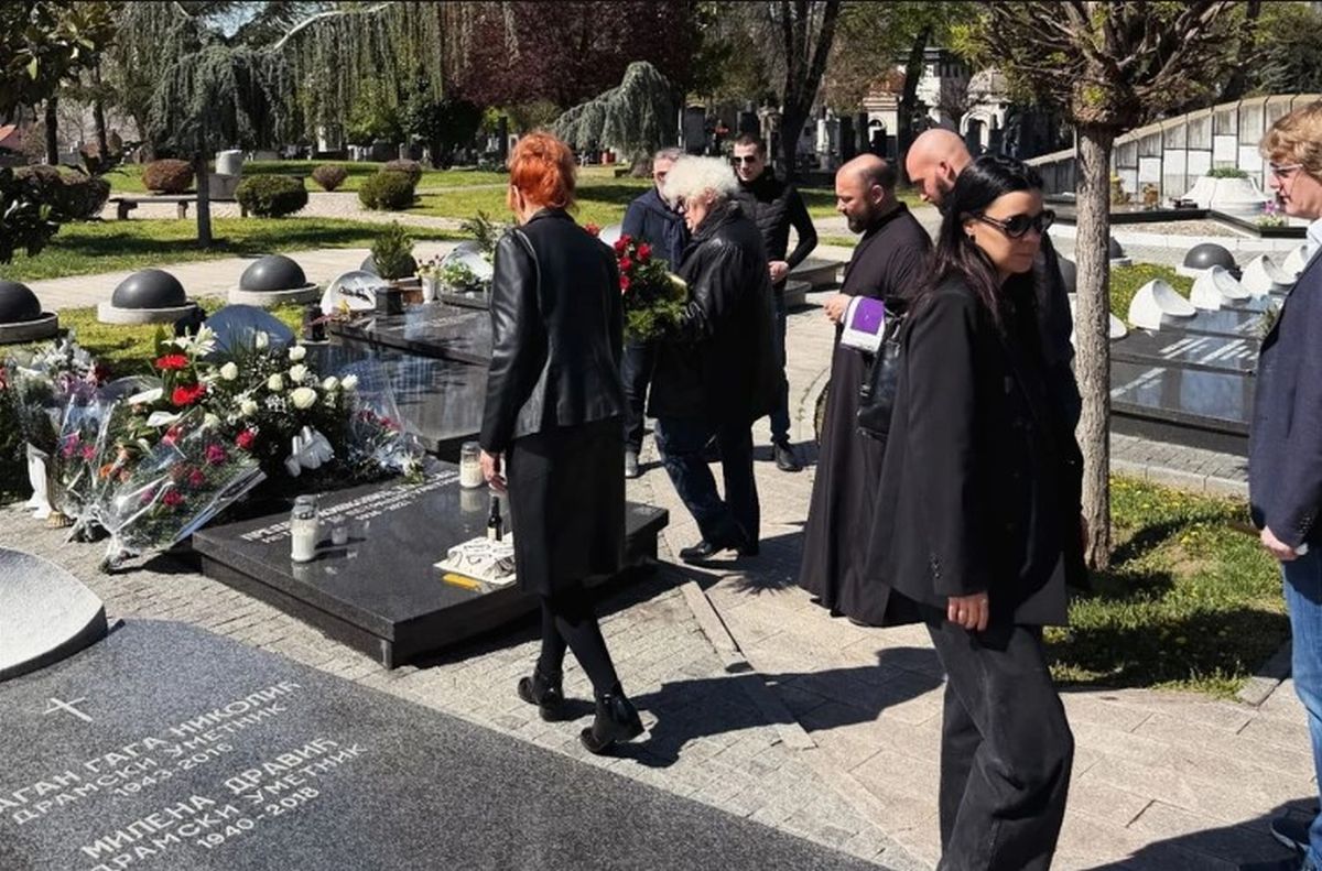 Mimi prepisao sve, došla i unuka Tozovca na pomen: Okupila se porodica, žena u crnini: "Bio je..."