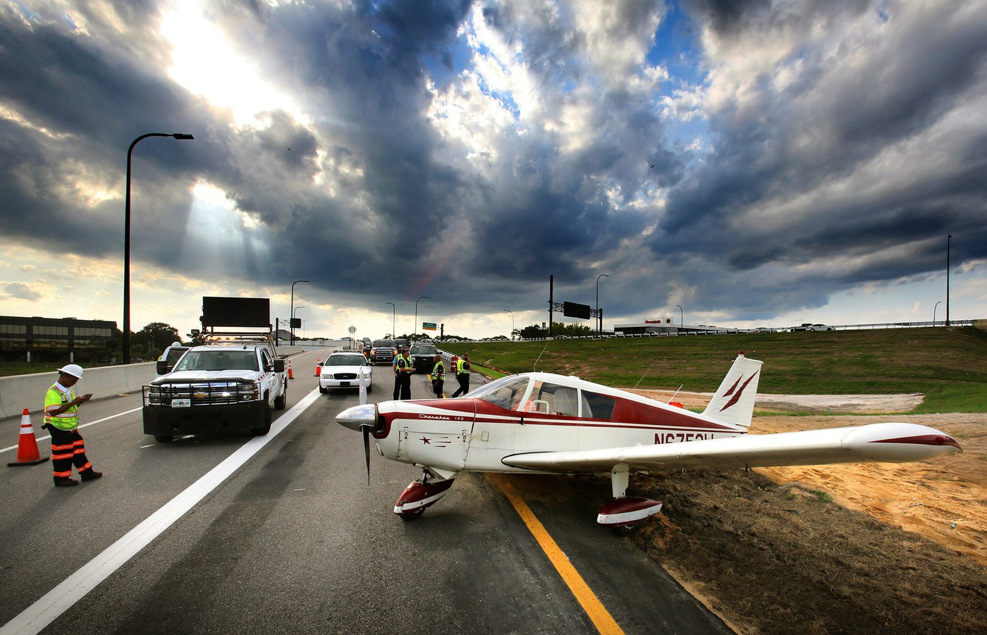 DRAMATIČAN SNIMAK! Avionu otkazao motor, pilot sleteo na autoput između automobila, VOZAČI ŠOKIRANI