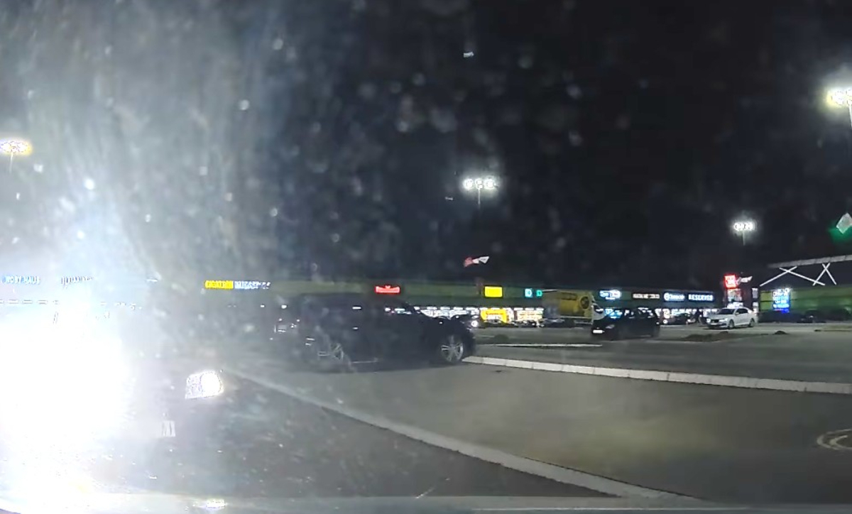 Sigurnosna kamera snimila haos na parkingu tržnog centra u Novom Sadu: "Ovo su vam vozači punta u 20 sekundi"