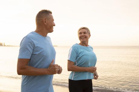 Stariji par, trčanje, plaža