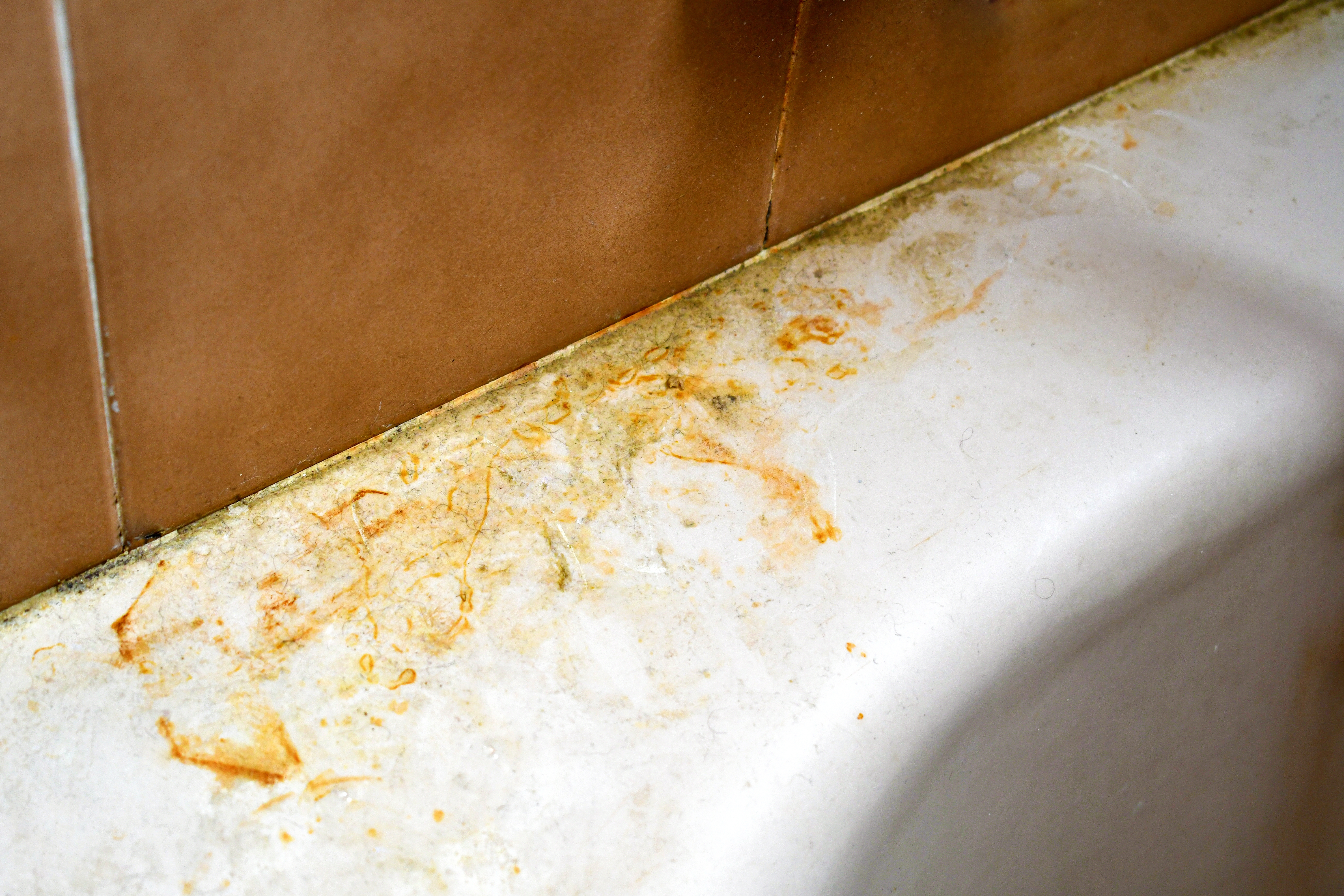 Zaboravite na skupu hemiju: Uz pomoć dva sastojka iz kuhinje vaša kada će sijati kao nova