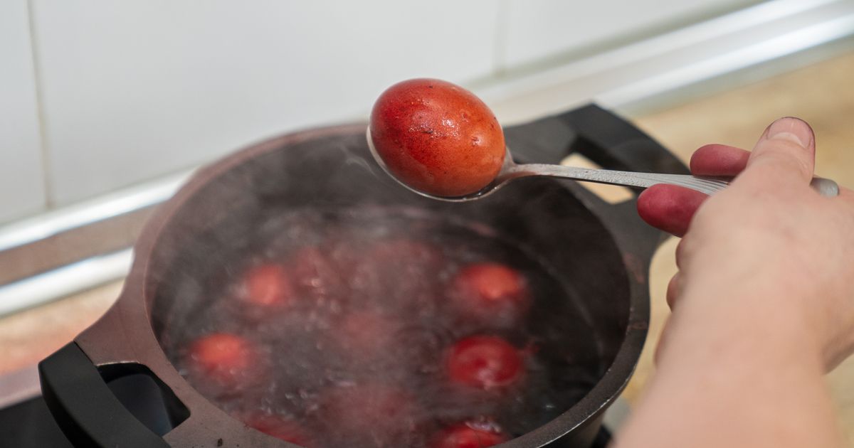 Svi misle da jaja moraju da se ofarbaju danas, a teolog otkriva istinu: Otac Aleksandar oduševio važnom poukom