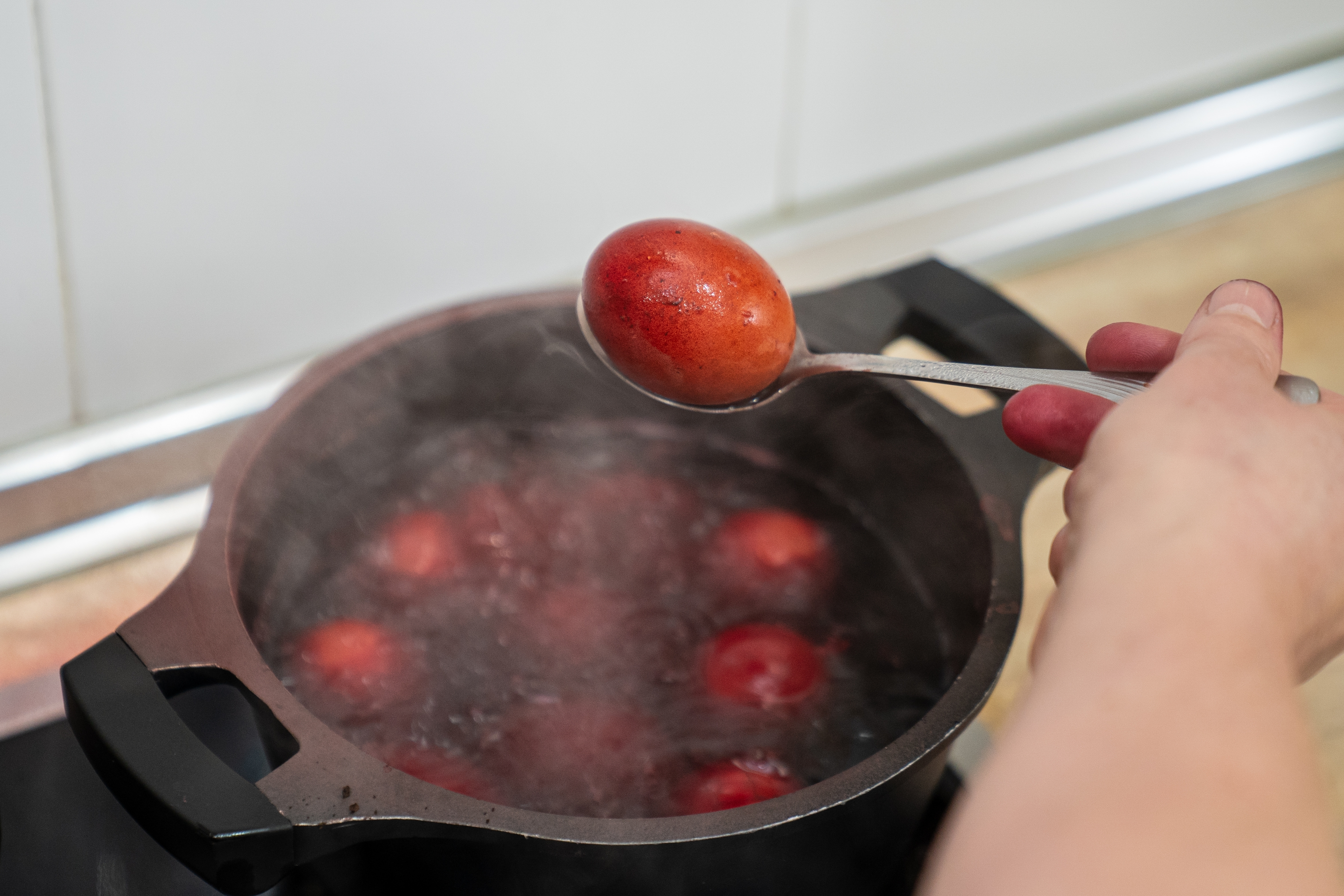 Svi misle da jaja moraju da se ofarbaju danas, a teolog otkriva istinu: Otac Aleksandar oduševio važnom poukom