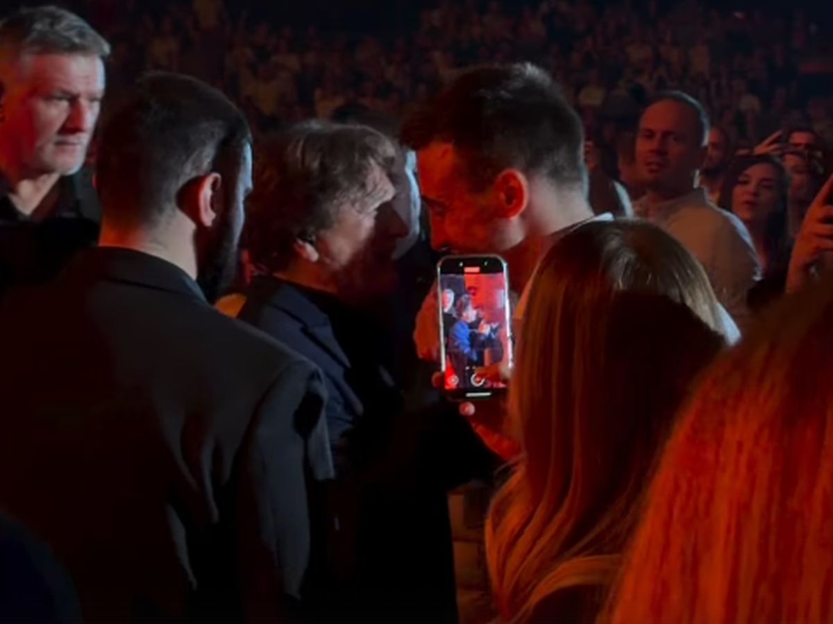 Zdravko Čolić pevao u Sarajevu, a onda je sišao među publiku i "naleteo" na reprezentativce Srbije