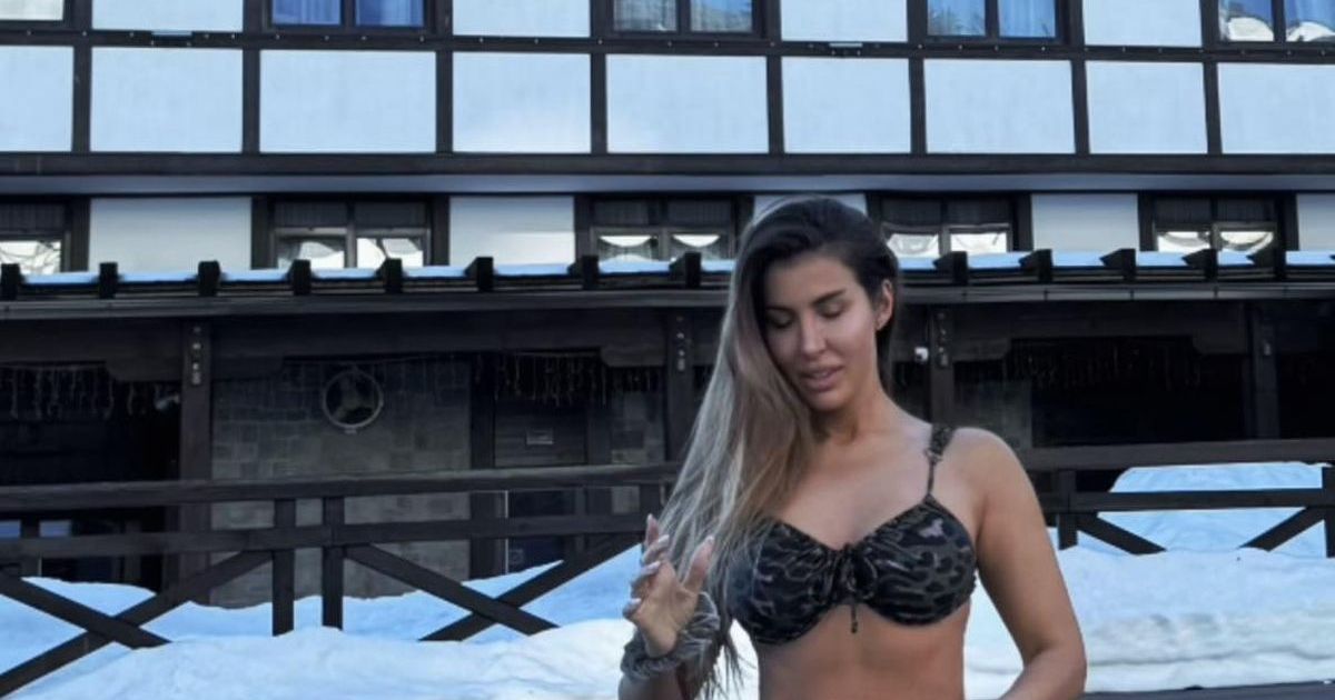 Slobina žena u kupaćem kostimu na snegu: Skinula se na minusu, a od prizora staje dah! Pokazala bujne obline