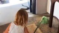Devojčica izbacuje MONSTRUMA iz kuće, reakcija roditelja mnoge zaprepastila: 