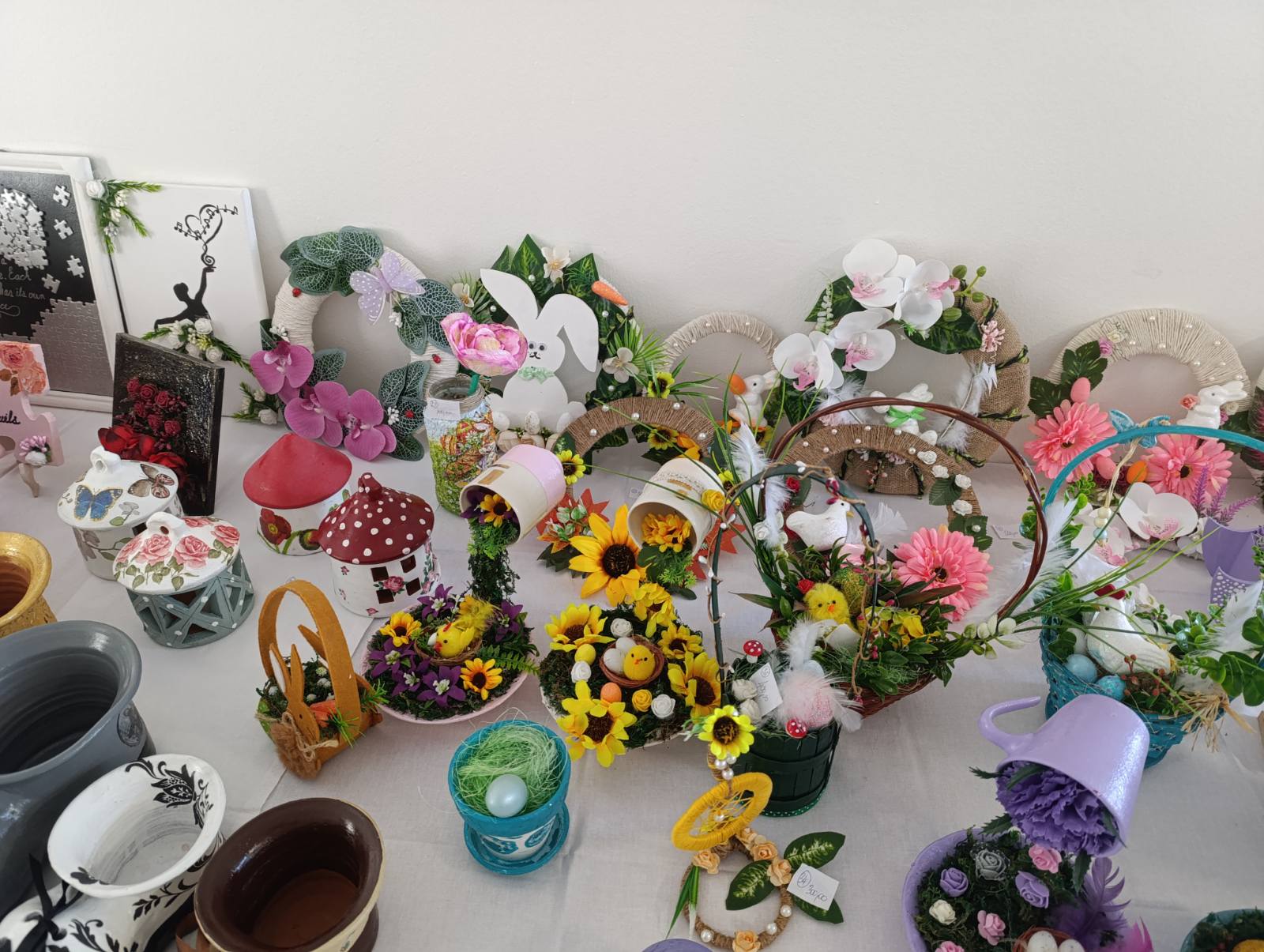 Paciјenti Speciјalne zatvorske bolnice u Beogradu izradili predmete za Vaskršnju izložbu u toј ustanovi